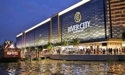 River City Bangkok is a grand shopping mall with a beautiful pier and Talat Noi, a walking street in Chinatown, nearby.