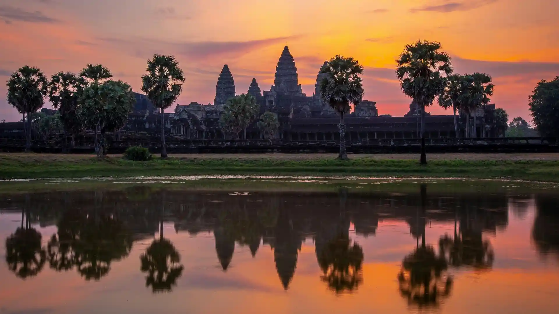 Angkor Wat at sunrise, the best time to enjoy the ancient Khmer monument